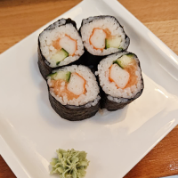 Salmon,pepino,palito de cangrejo